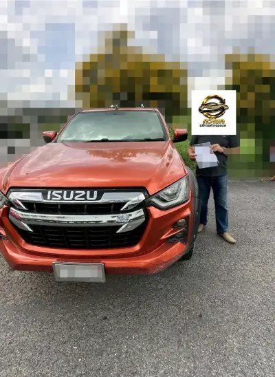 ลูกค้ารับเงินจากการจำนำรถกระบะ Isuzu